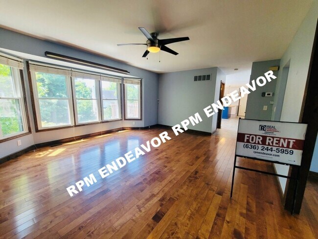 Building Photo - 3Bed/3.5 bath Available Now!