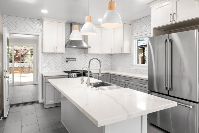 Foto del edificio - Beautiful Duplex In Highly Desirable San Rafael!