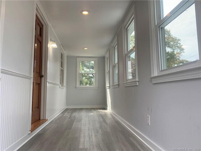 Building Photo - 10 Sagamore Cove Rd