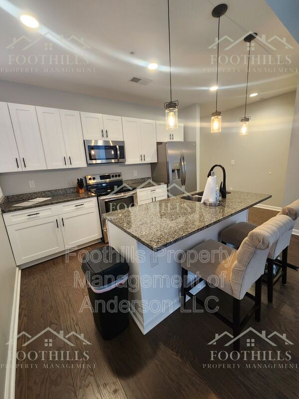 Foto del edificio - 214 N Main St