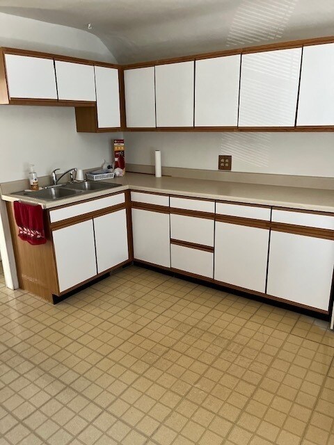 Building Photo - 375 N Oaklawn Ave