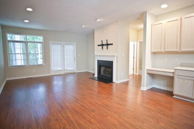 Foto del edificio - Spacious 3-Bedroom Ranch with Versatile Li...
