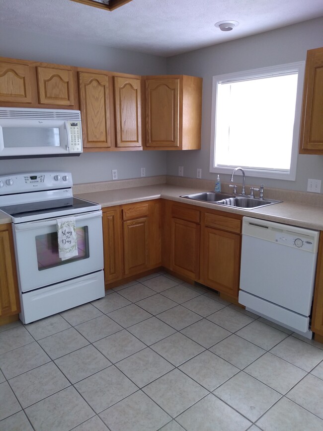 Kitchen with tile flooring - 112 Winners Cir