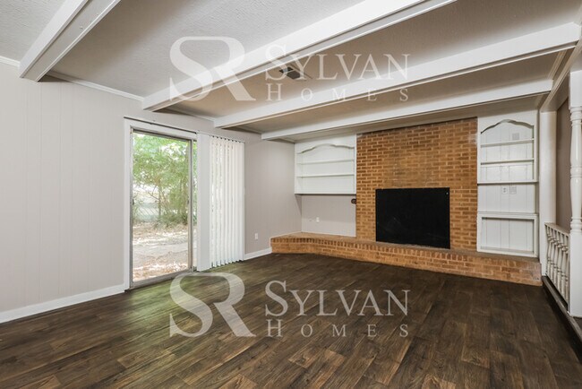 Building Photo - The living is easy in this 3 bedroom, 2 ba...