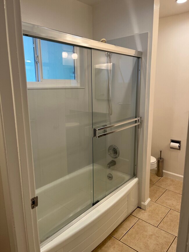 Nuevo revestimiento de baño - 780 Center Blvd