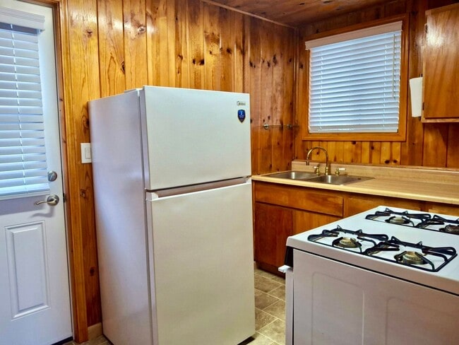 Building Photo - STUDIO COUNTRY HOUSE WITH PASTORAL SUNSET VIEW