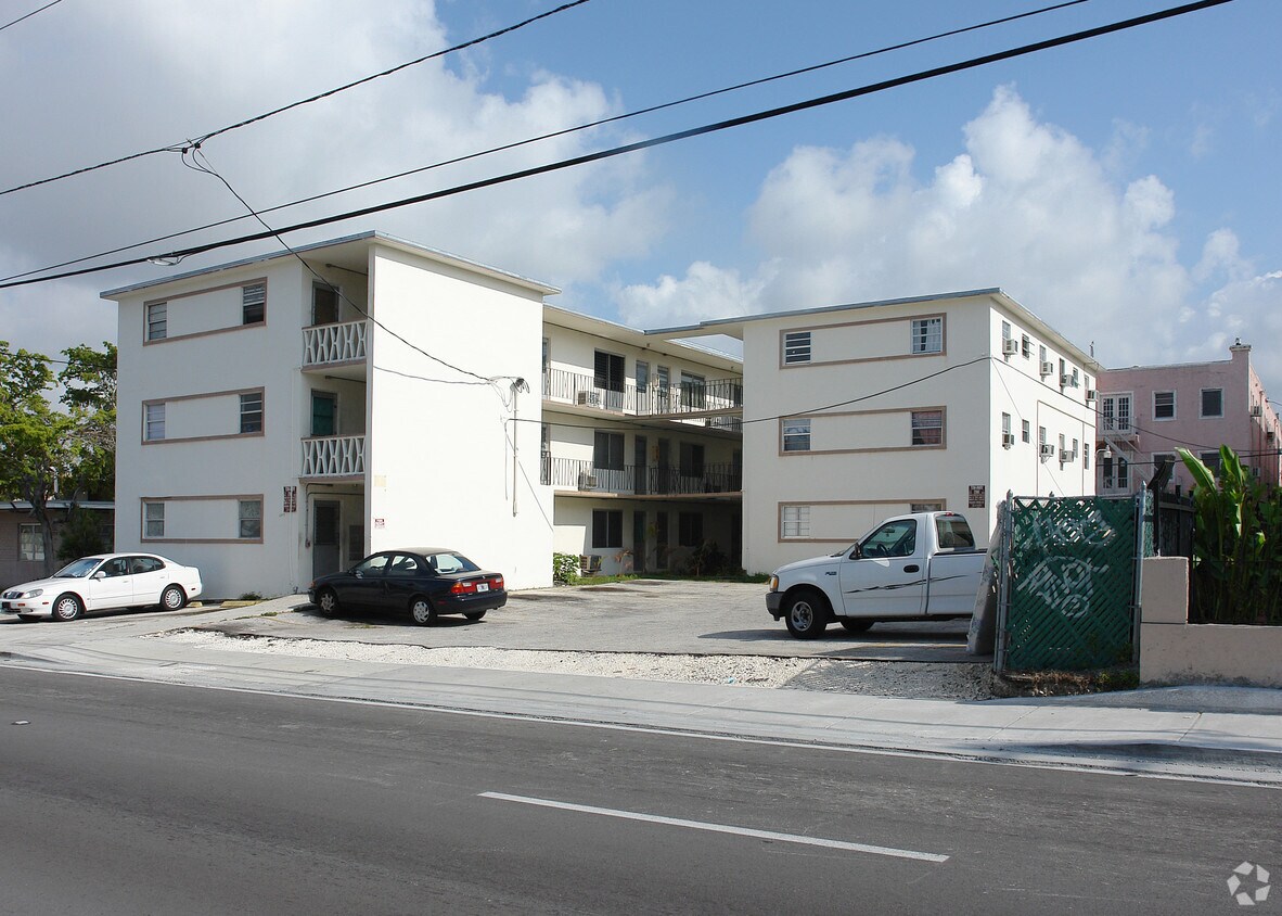 Building Photo - Llanes Apartments
