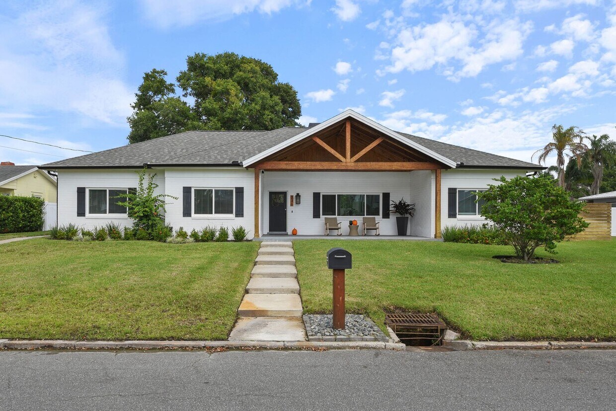 Primary Photo - Gorgeous Winter Park Stunner