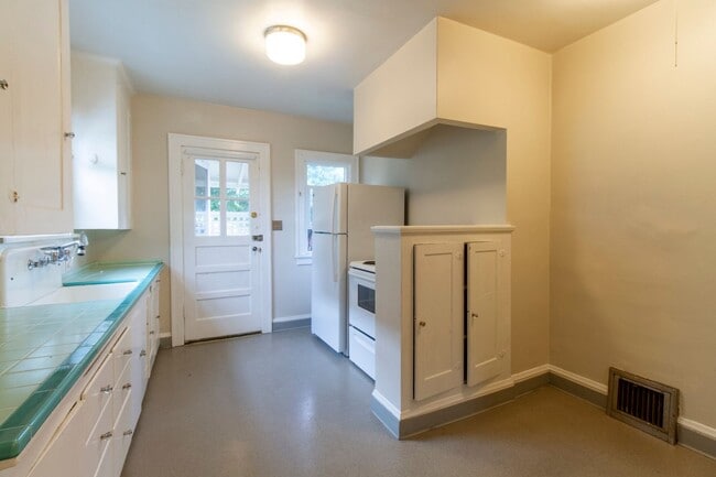 Building Photo - Bright One Bedroom Unit in Fourplex with V...