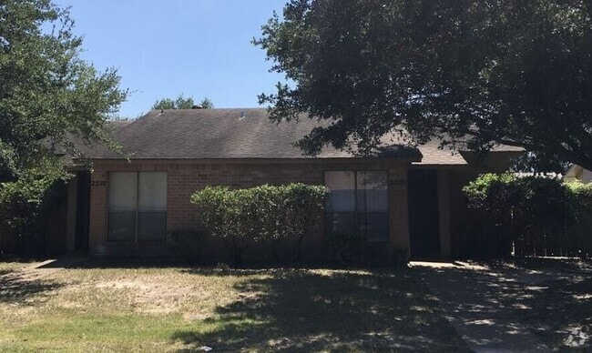 Building Photo - 2528 Cypress Dr