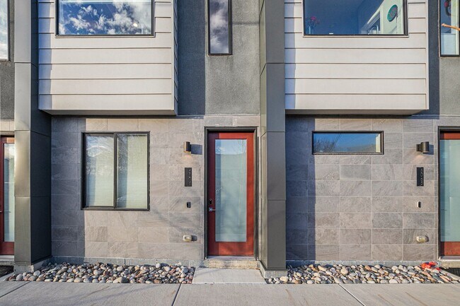 Foto del edificio - 1 Bed 1.5 Bath Townhome in West Highland Available!