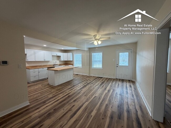 Building Photo - 703 W 7th St