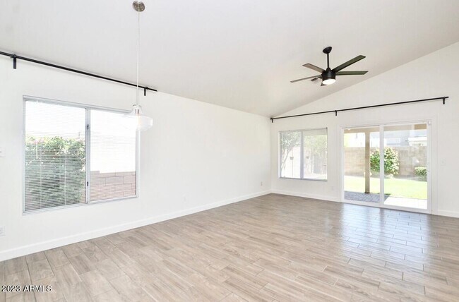 Foto del edificio - 745 E Sheffield Ave