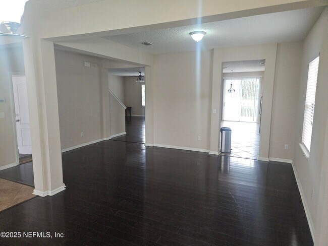 Foto del edificio - Large 5/3 home ready to move in