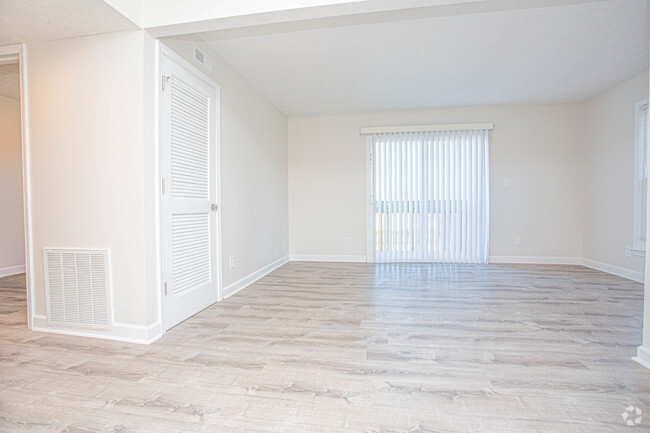 3BR, 1BA - 1,000 SF - Living Room - Covington Place