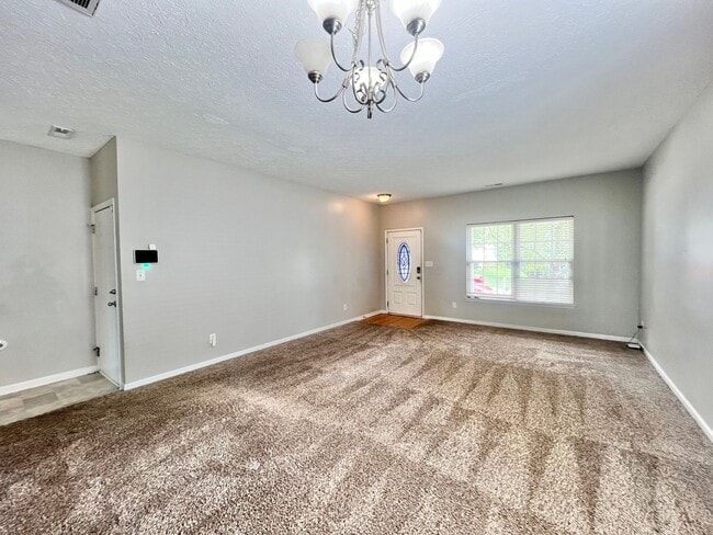 Foto del edificio - Charming 4BD, 2.5BA Durham Home with a Bonus Sun-Room & Fenced In Yard Only 10 Minutes Away from ...