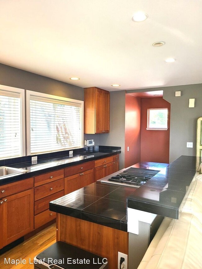 Building Photo - 3 br, 2.5 bath House - 1112 24th Ave S