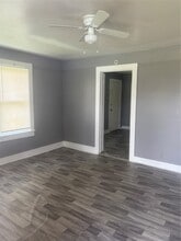 Building Photo - 715 W 4th St