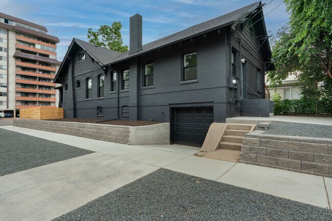 Building Photo - 5 bed 2 bath renovated home