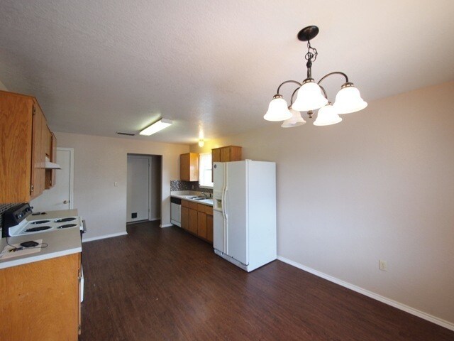Building Photo - Viewable March 1st!! Pets Accepted!
