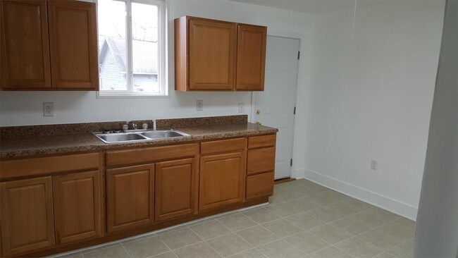 Building Photo - 1295 E 18th Ave