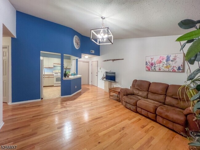 Foto del edificio - 64 Drake Ln