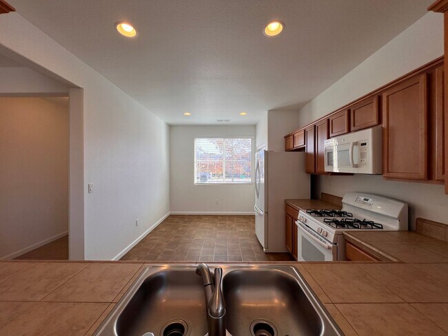 Foto del edificio - Single-level 3 bedroom, 2-bathroom home in Dayton, NV