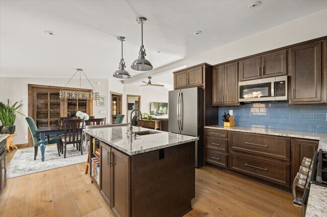 Building Photo - 641 Pinon Dr