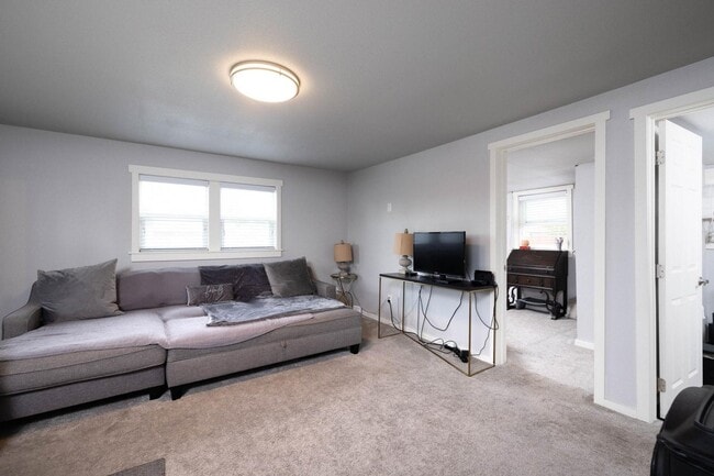 Building Photo - 415 SW Black Butte Blvd