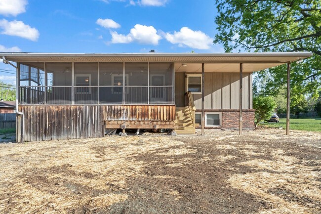 Building Photo - 3 br, 3 bath House - 1905 Twin Oaks Drive