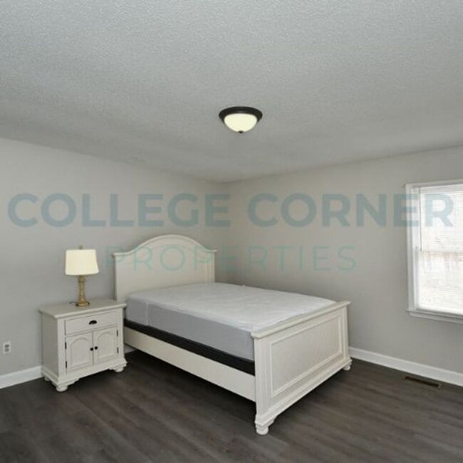 Building Photo - 1400 Brookwood Dr