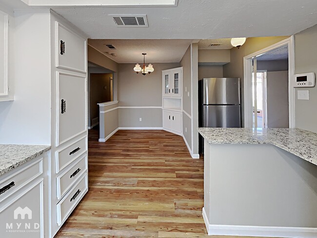 Building Photo - 405 Stoneybrook Dr