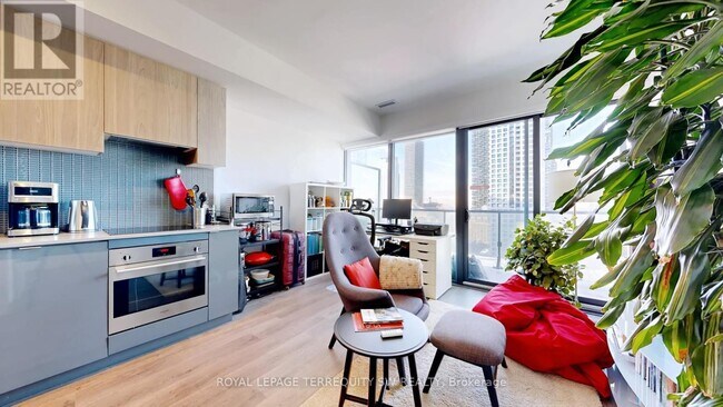 Photo du bâtiment - 161 Roehampton Ave