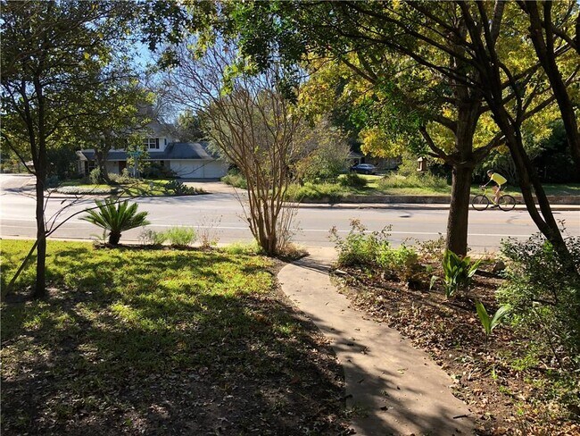 Foto del edificio - 7501 Shoal Creek Blvd