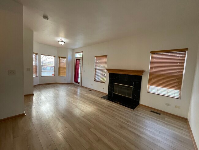 Foto del edificio - 2717 Kendall Crossing