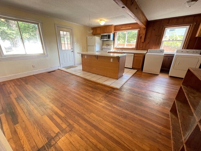 Photo - Carrboro Cool! Unique 4 bedroom house with...