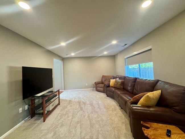 Building Photo - Lake Stevens 3BD Home | A/C, Office, Garage & Fenced Yard