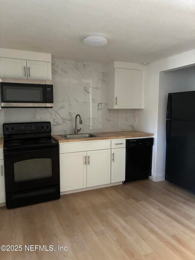 Foto del edificio - 2647 Sunrise Village Dr