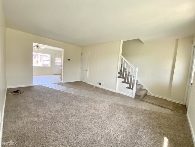 Building Photo - 3 br, 1.5 bath Townhome - 6900 Eastbrook Ave