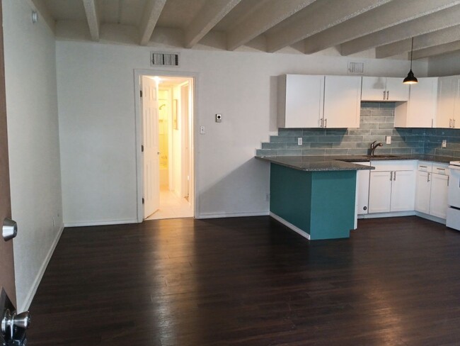 Building Photo - Charming 1 bedroom 1 bathroom apartment! S...