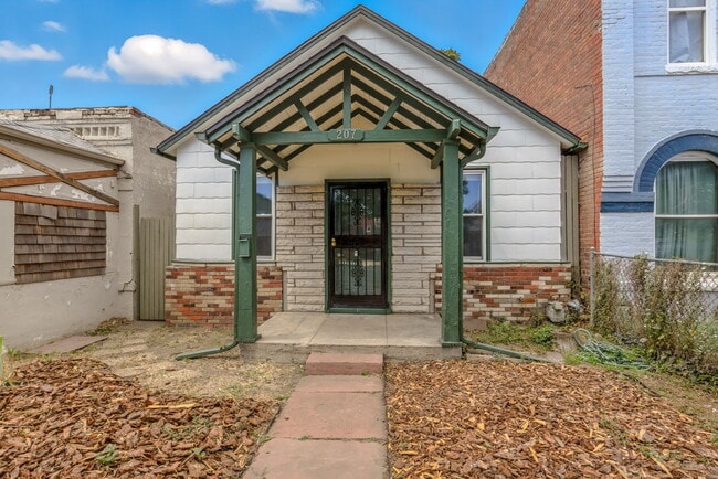 Photo - 207 Galapago St House