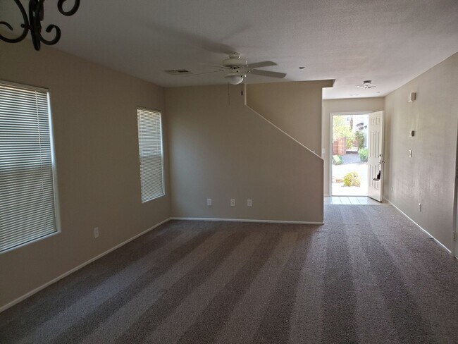 Foto del edificio - 4 Bed, 2 1/2 bath in Gated Community!!