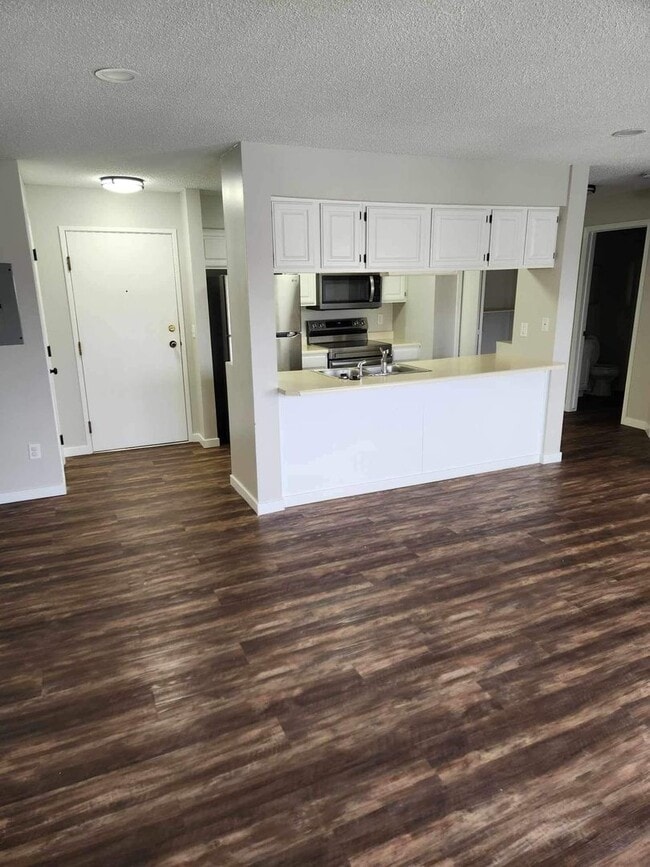 Building Photo - Village Green Apartments- 4532 Douglas