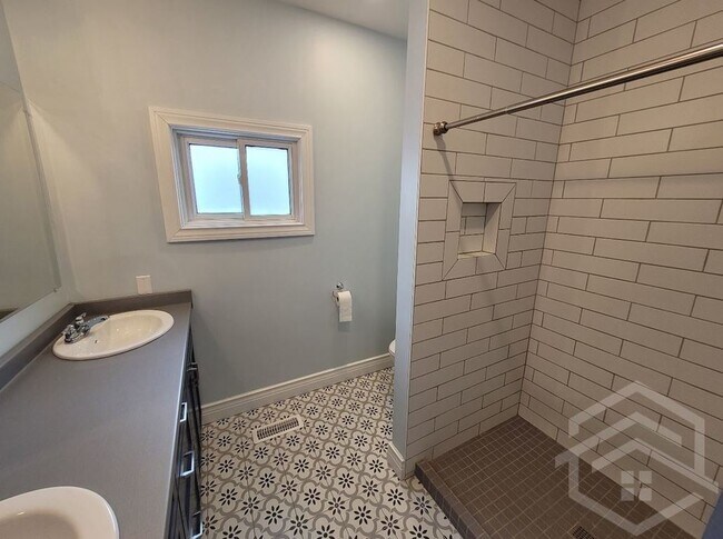 Photo du bâtiment - Luxury 1-Bedroom Living!!