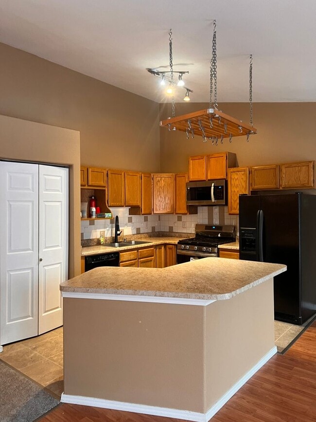 Building Photo - Beautiful 3 bedroom/2bath with spacious deck and backyard