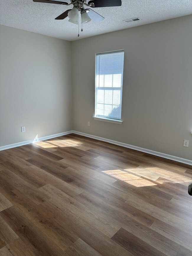 Foto del edificio - 4906 Woodbrook Dr