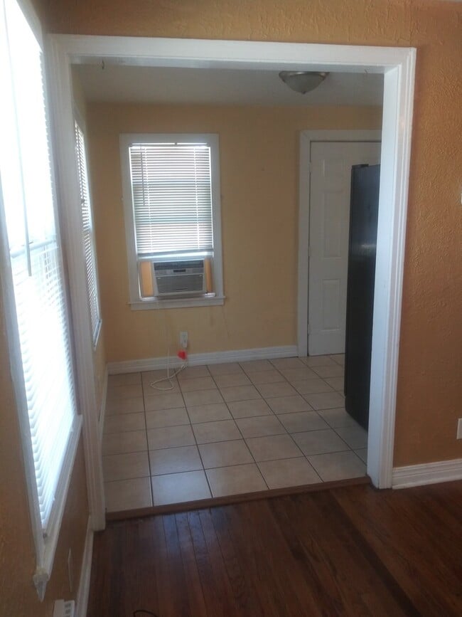 Building Photo - Cute and affordable 2/1 Large master WATER...