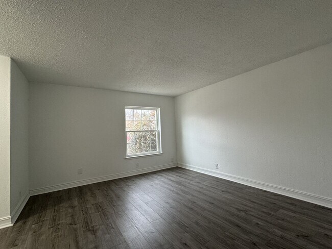 Building Photo - Fully renovated. This 3BD/2.5BA two-story home in Babcock Place has been completely updated