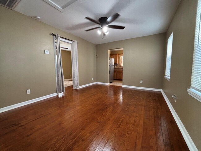 Foto del edificio - 422 W Burleson St