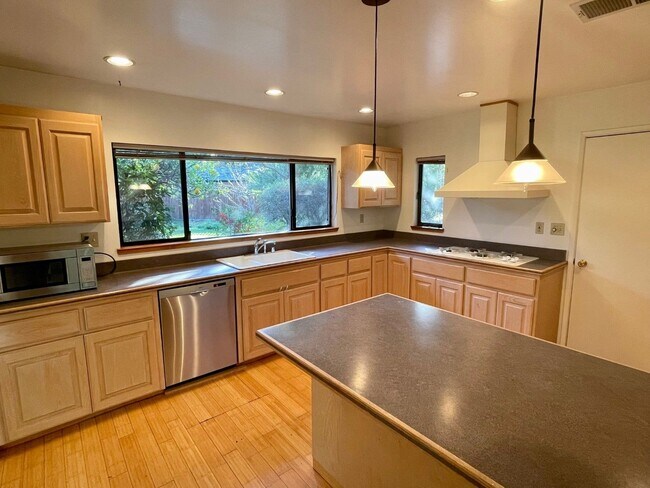 Foto del edificio - Charming Unique 4 Bedroom 2.5 Bath Located...